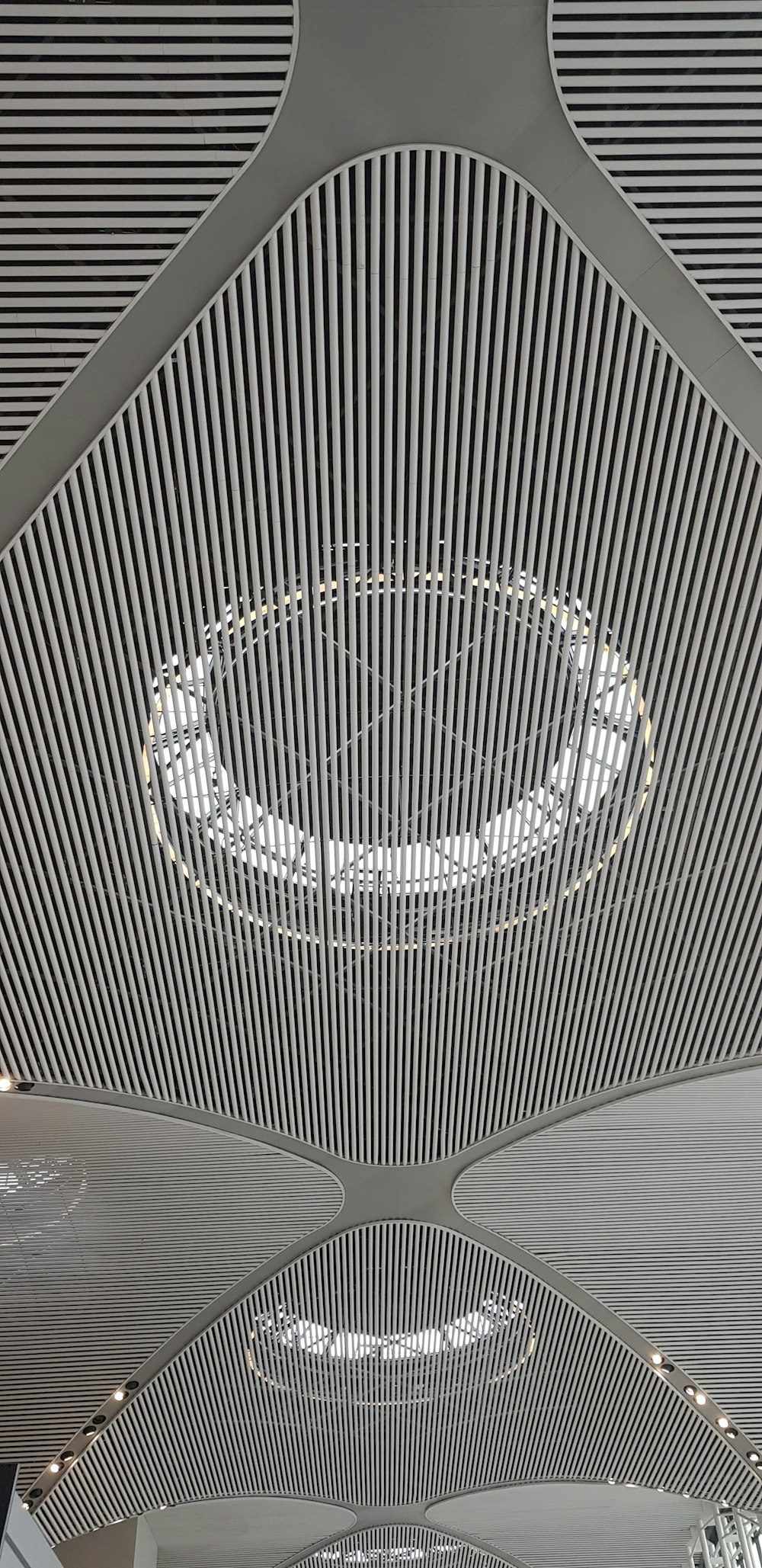 le plafond d’un bâtiment avec un luminaire circulaire