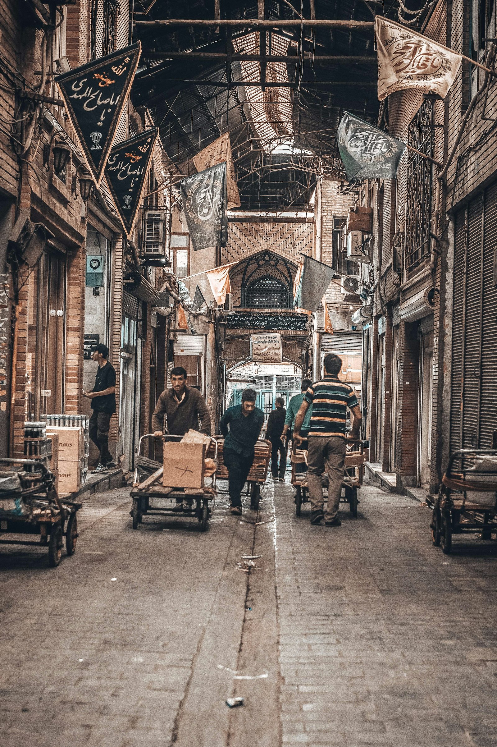 کسبه و رهگذران در بازار بزرگ تهران