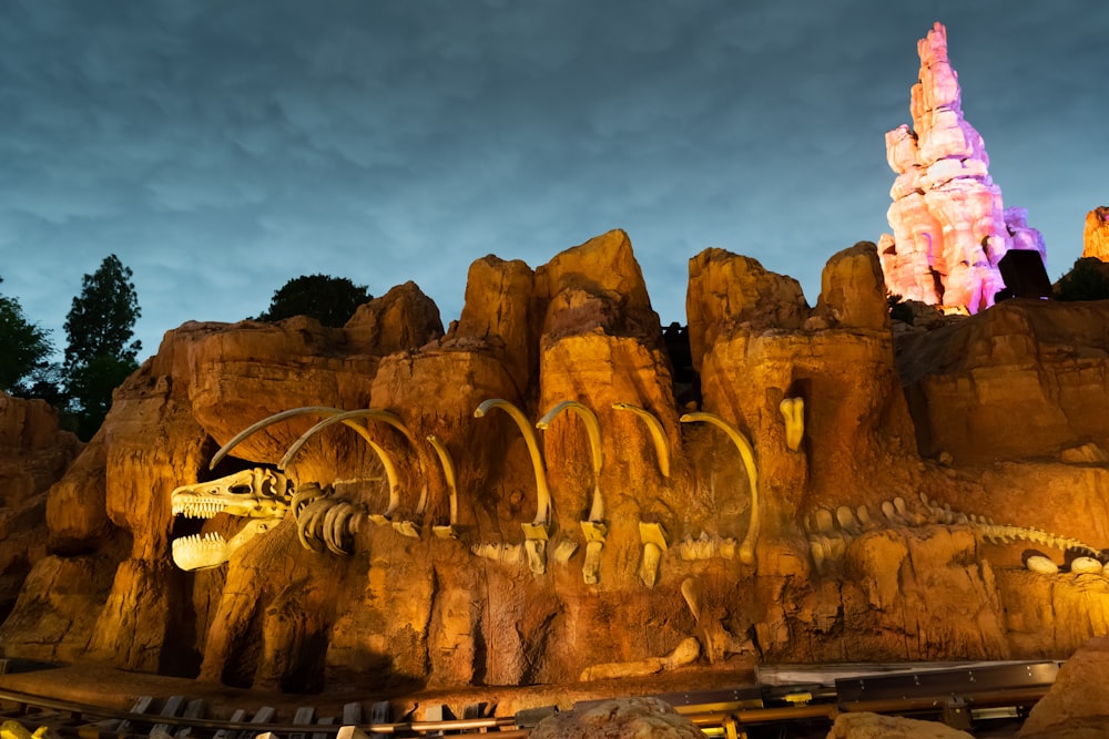 Scheletro di dinosauro in montagna al parco durante la notte