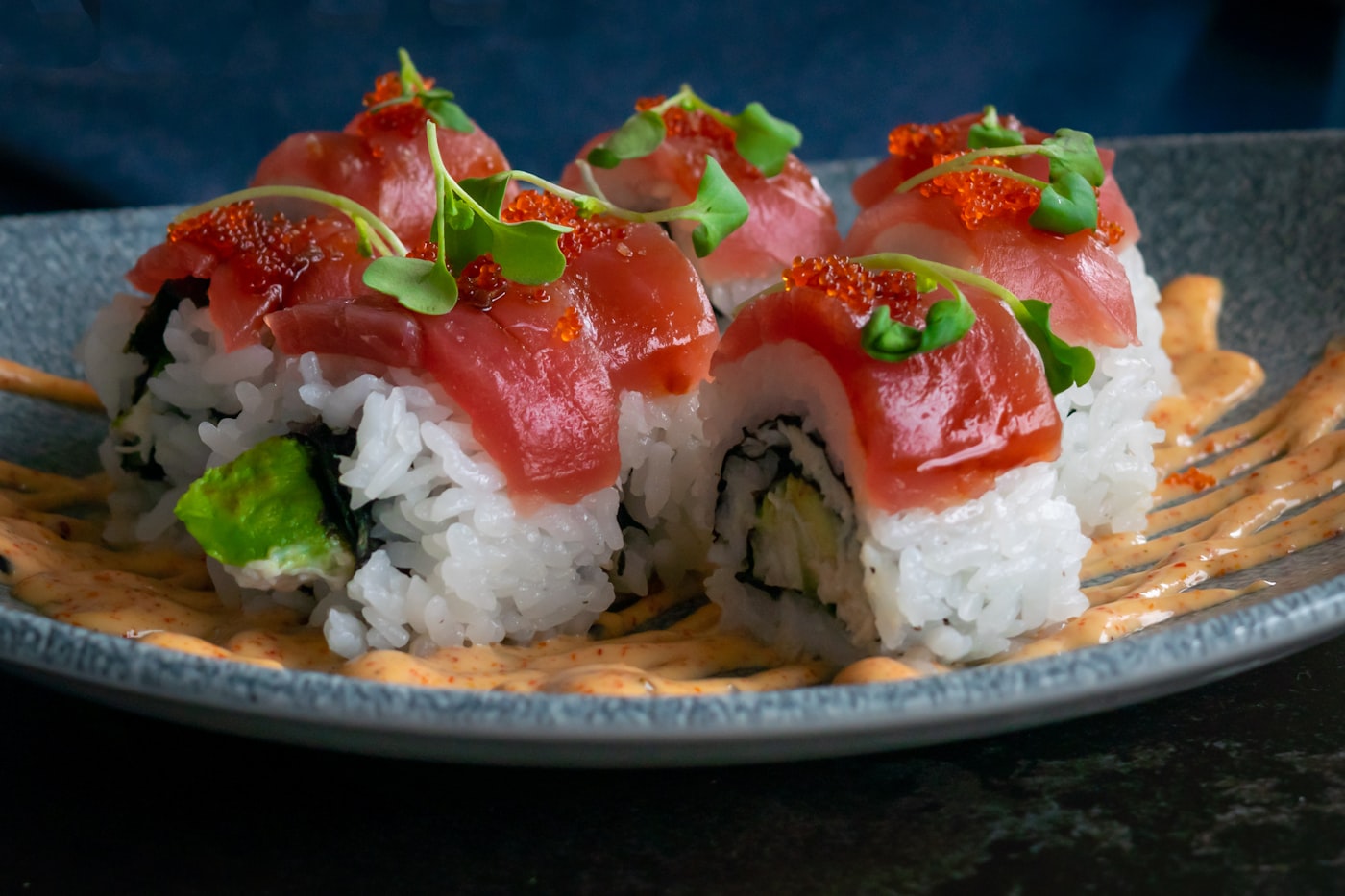Palillos sobre piezas de sushi