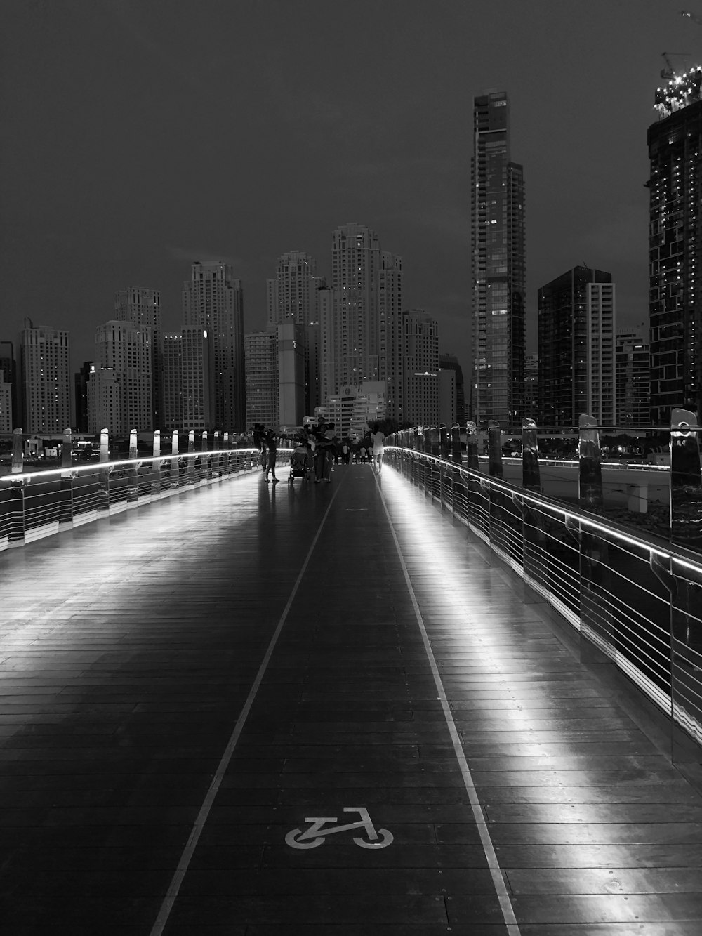 Foto en escala de grises del puente que cruza el edificio de la ciudad