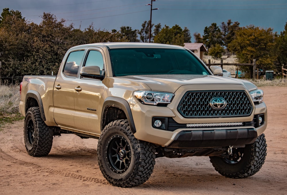 pick-up bianco Toyota con cabina dell'equipaggio a terra