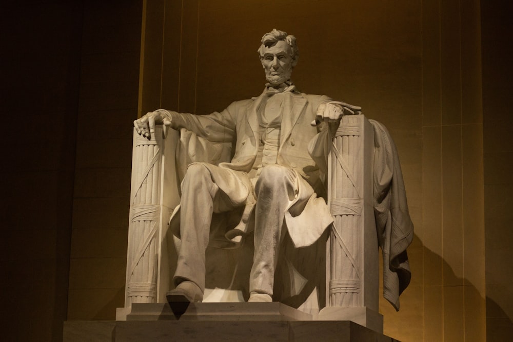 statue of Abraham Lincoln
