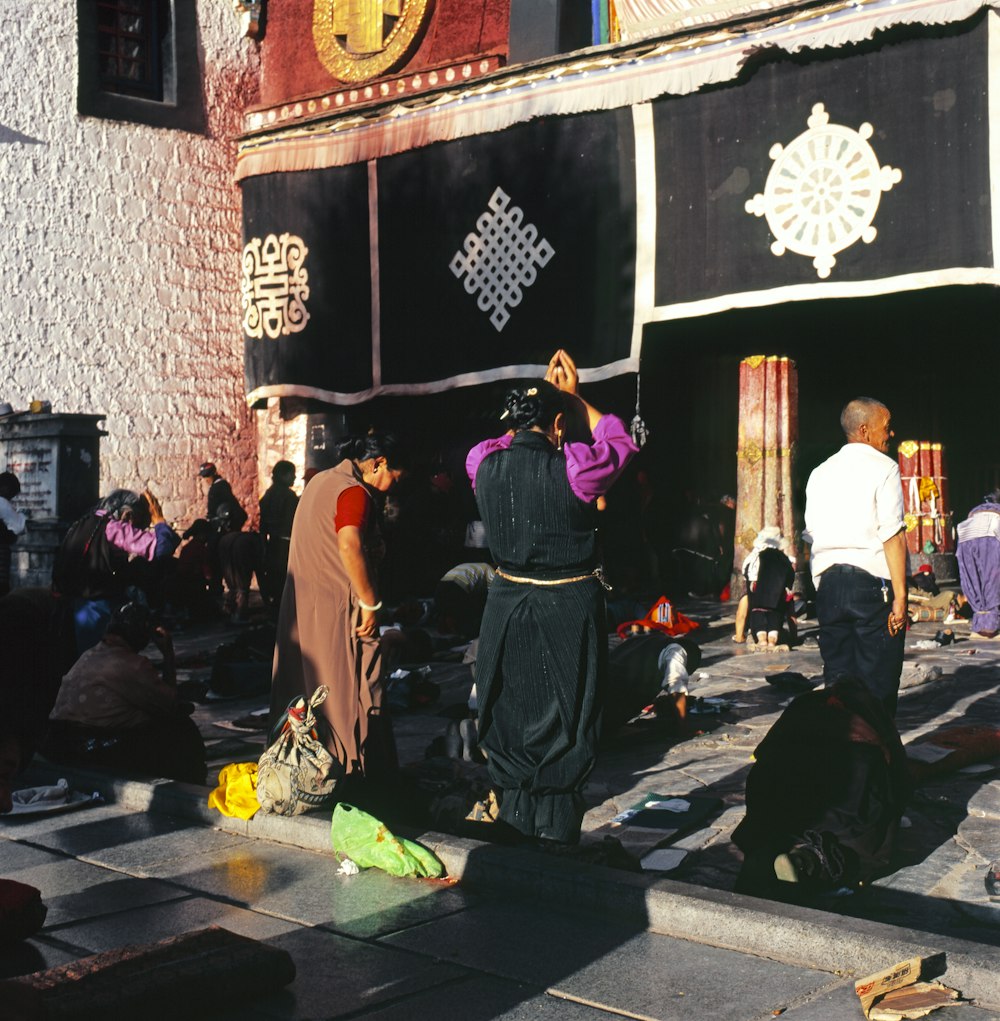pessoas orando fora do templo