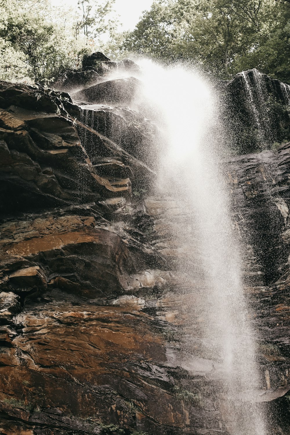 waterfall on focus photography