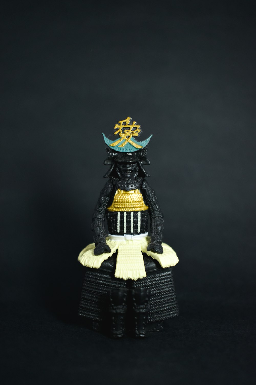 Figurine de divinité noire, jaune et bleue