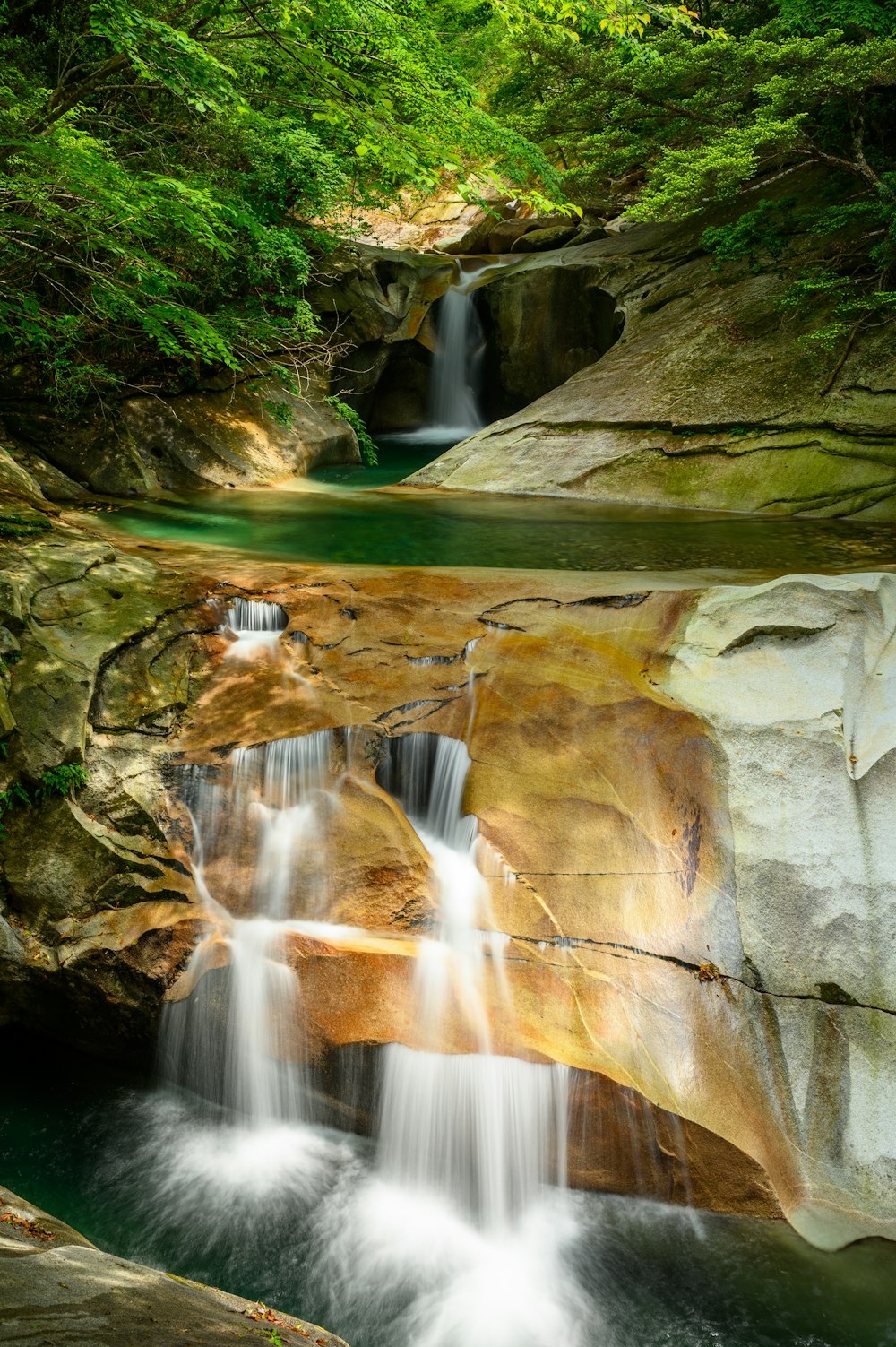 diverse mini cascate durante il giorno