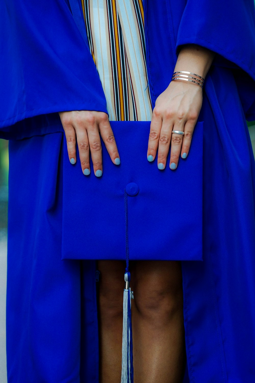 personne en robe académique bleue