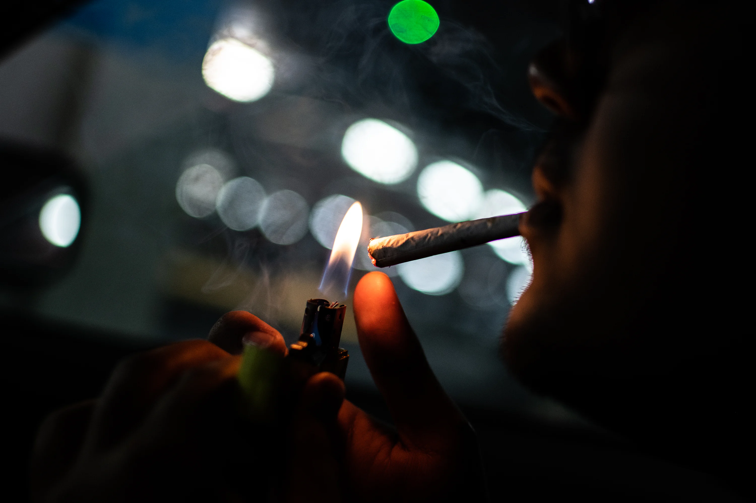 light a cigarette Young man lighting at dusk How to light a cigarette