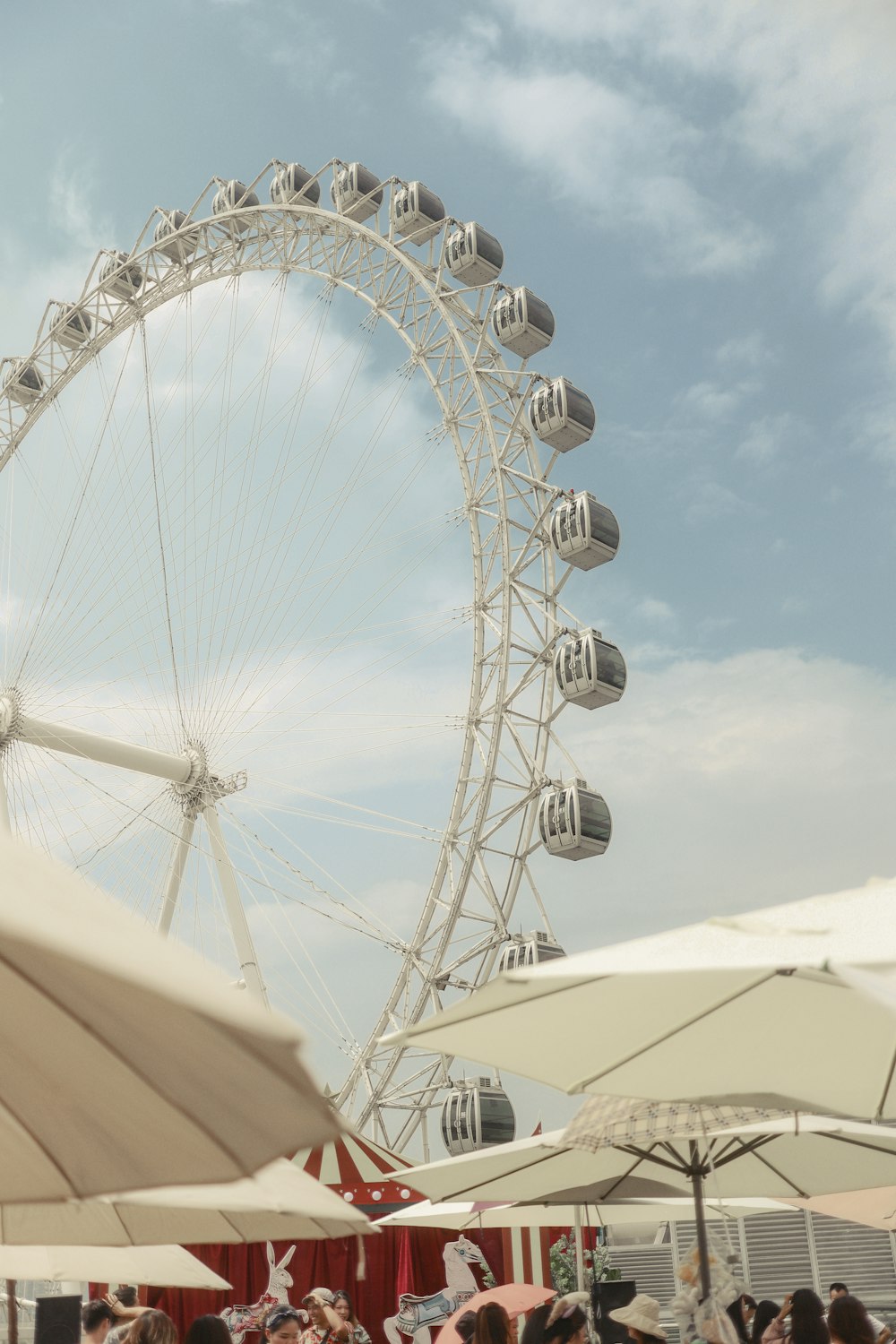 Weißes Riesenrad tagsüber