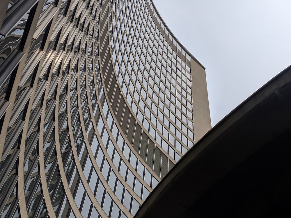 edificio in cemento marrone