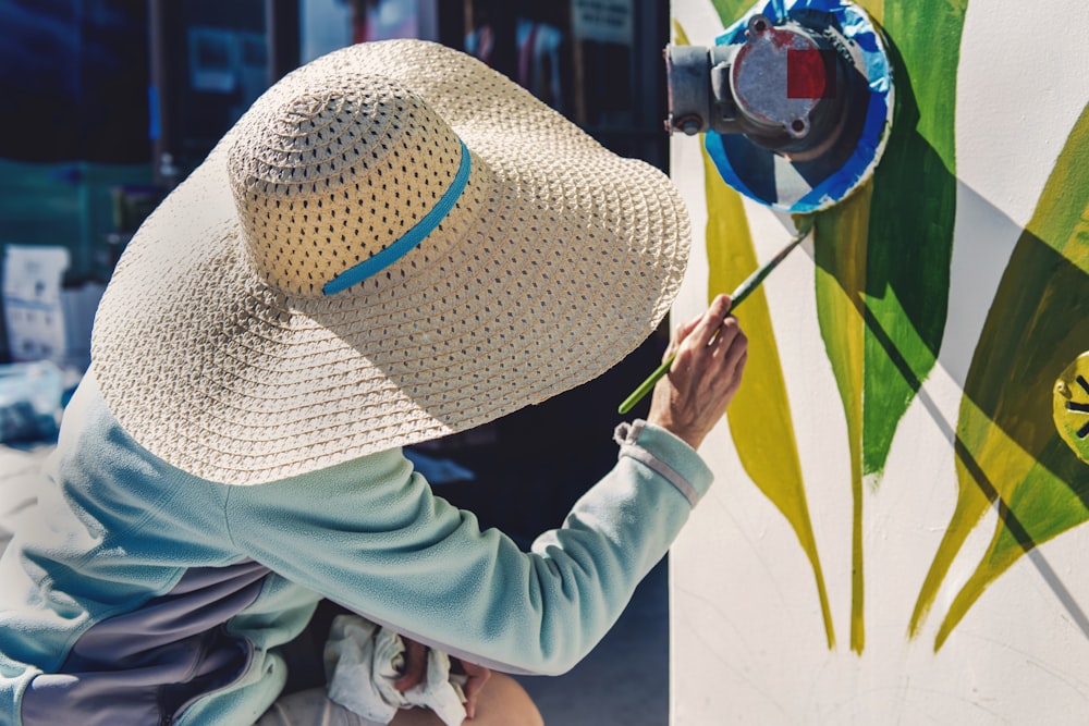 homem vestindo a pintura do chapéu marrom