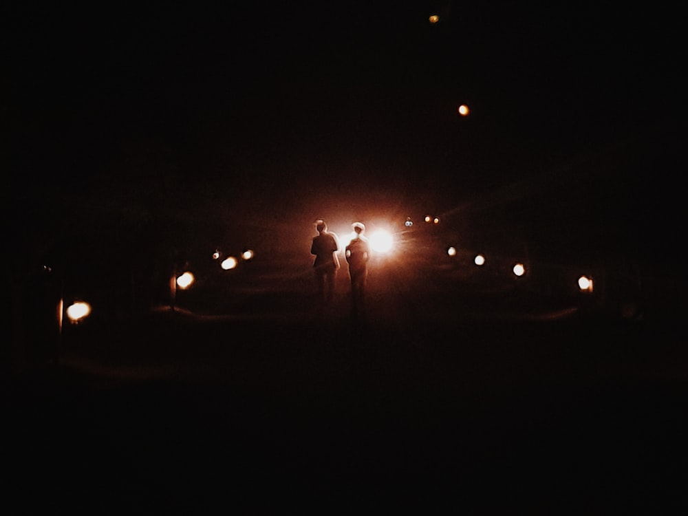 Dos personas cerca de las luces