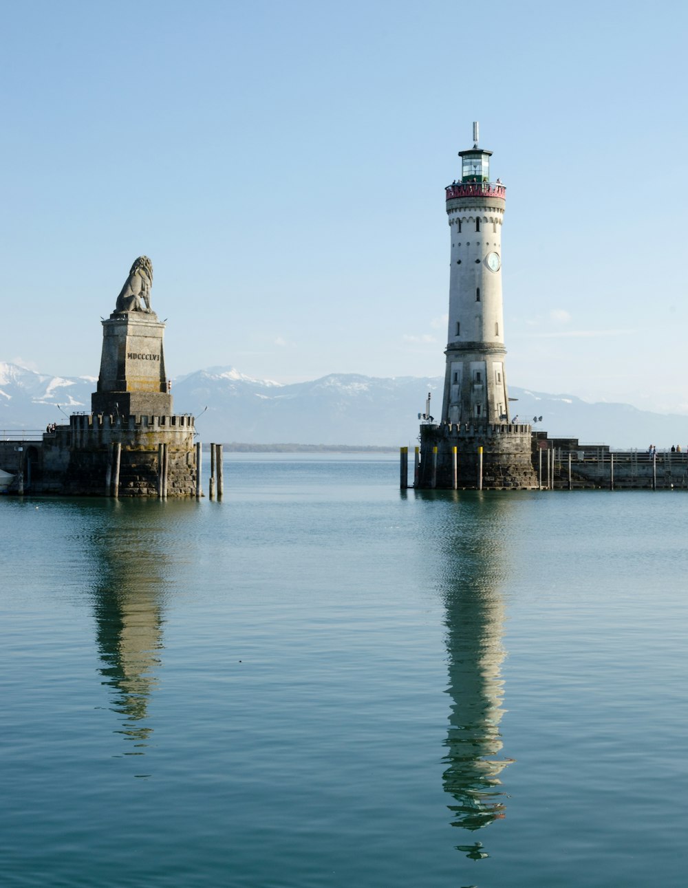 faro in cemento bianco accanto al mare