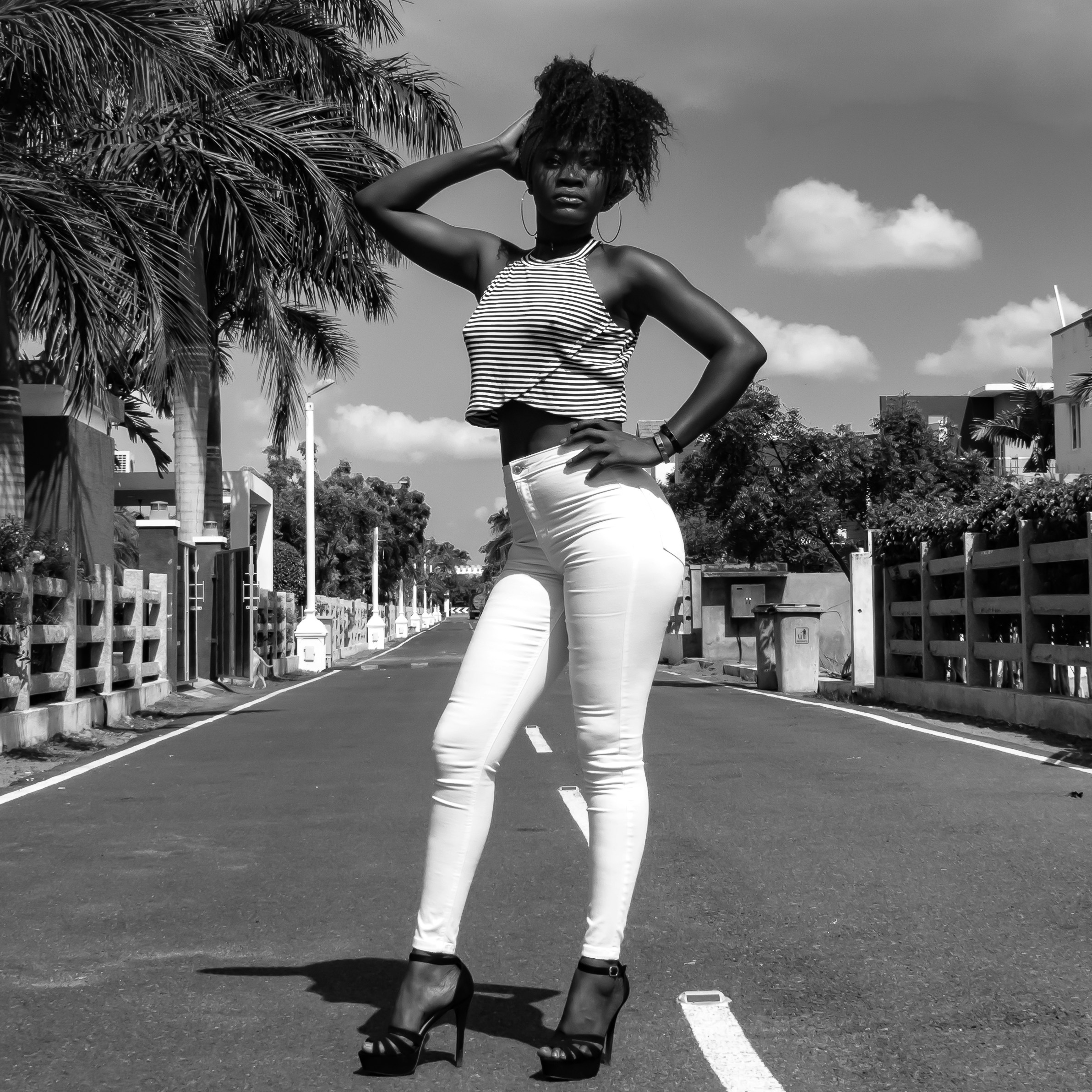 Beyaz gömlek ve siyah pantolon kombinasyonu, flat lay düzeninde çekilmiş stil fotoğrafı