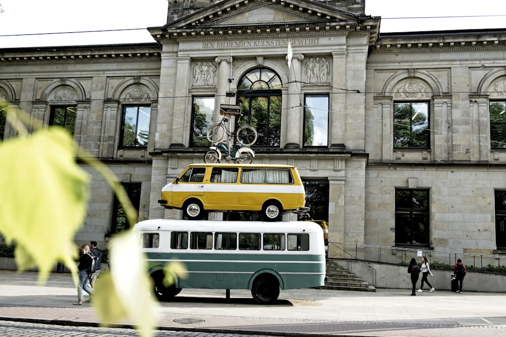 Autobús de tránsito verde y blanco