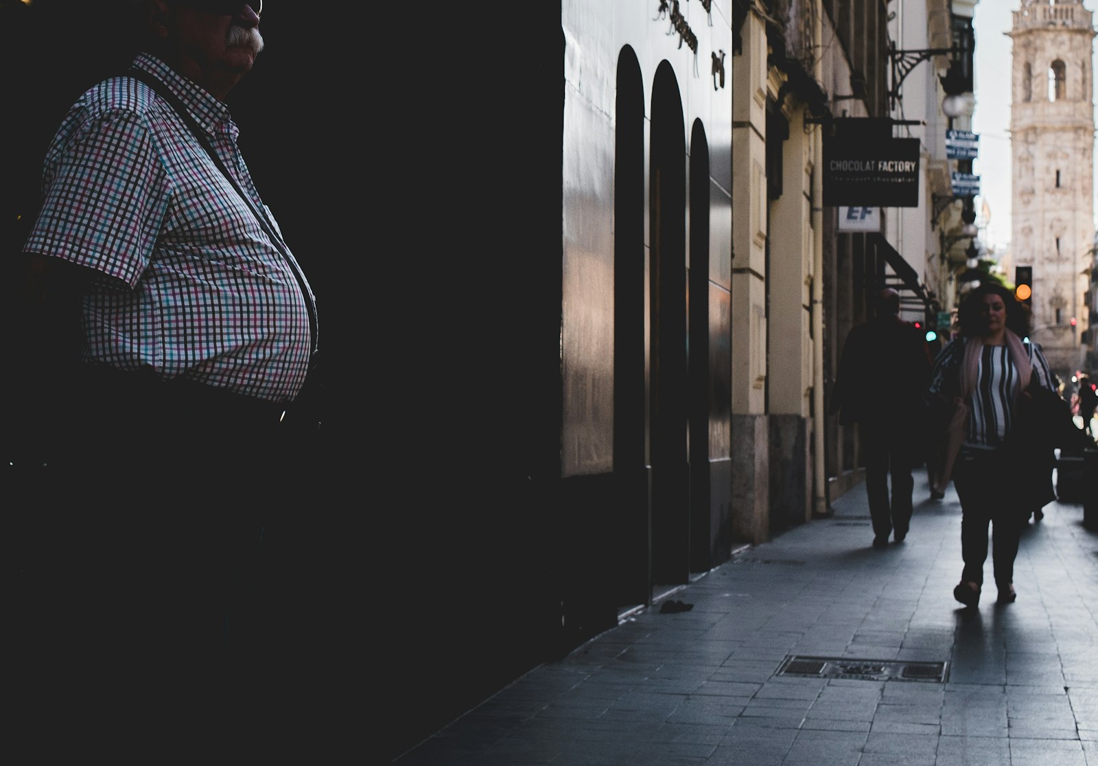 Summicron-M 1:2/35 ASPH. sample photo. Woman walking on sidewalk photography