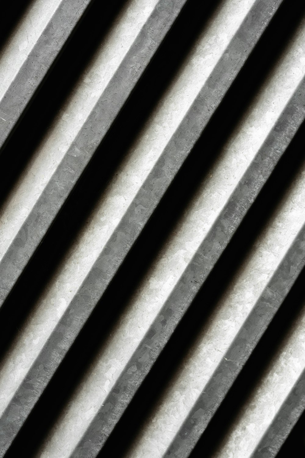 Una foto in bianco e nero di barre di metallo
