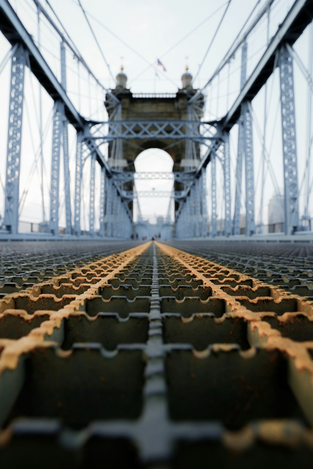 白と茶色の橋のローアングル写真
