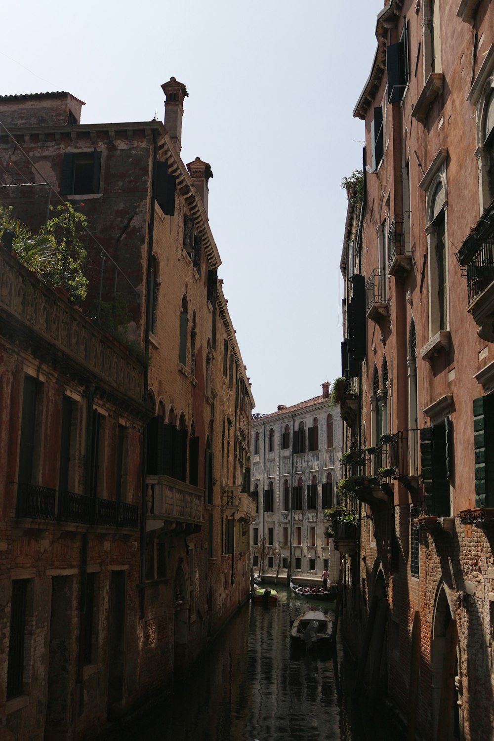 Venice Canal near brown high-rise building during daytime