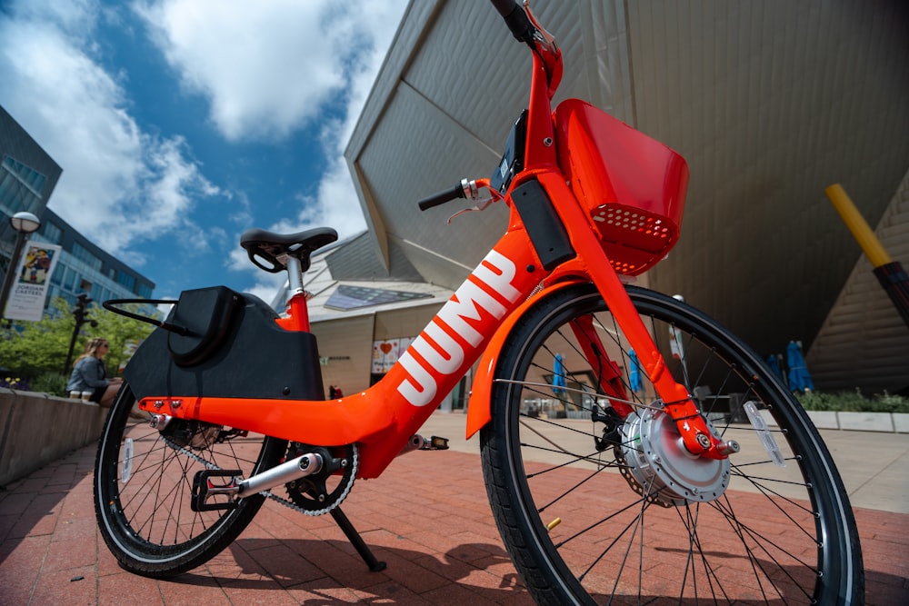 駐輪中の赤と白の自転車