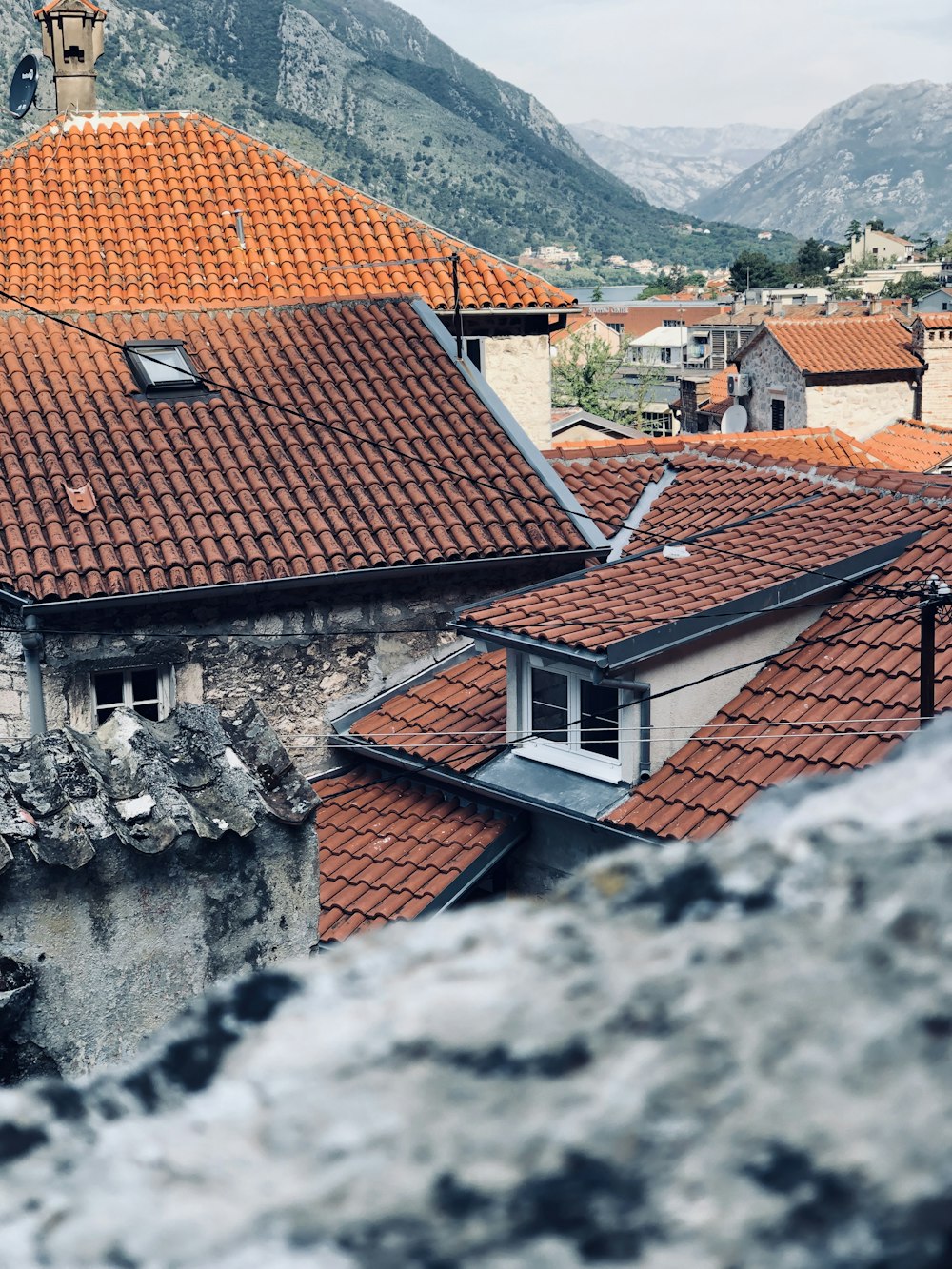 Casas marrones y negras