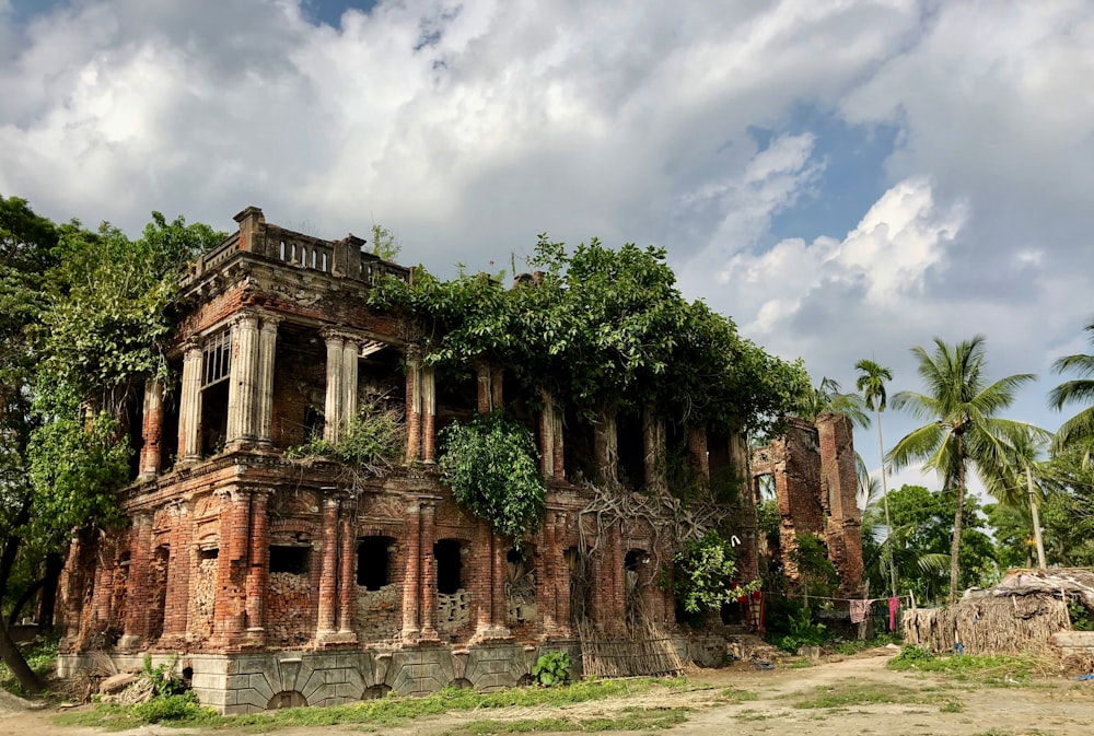 Bâtiment abandonné entouré d’arbres