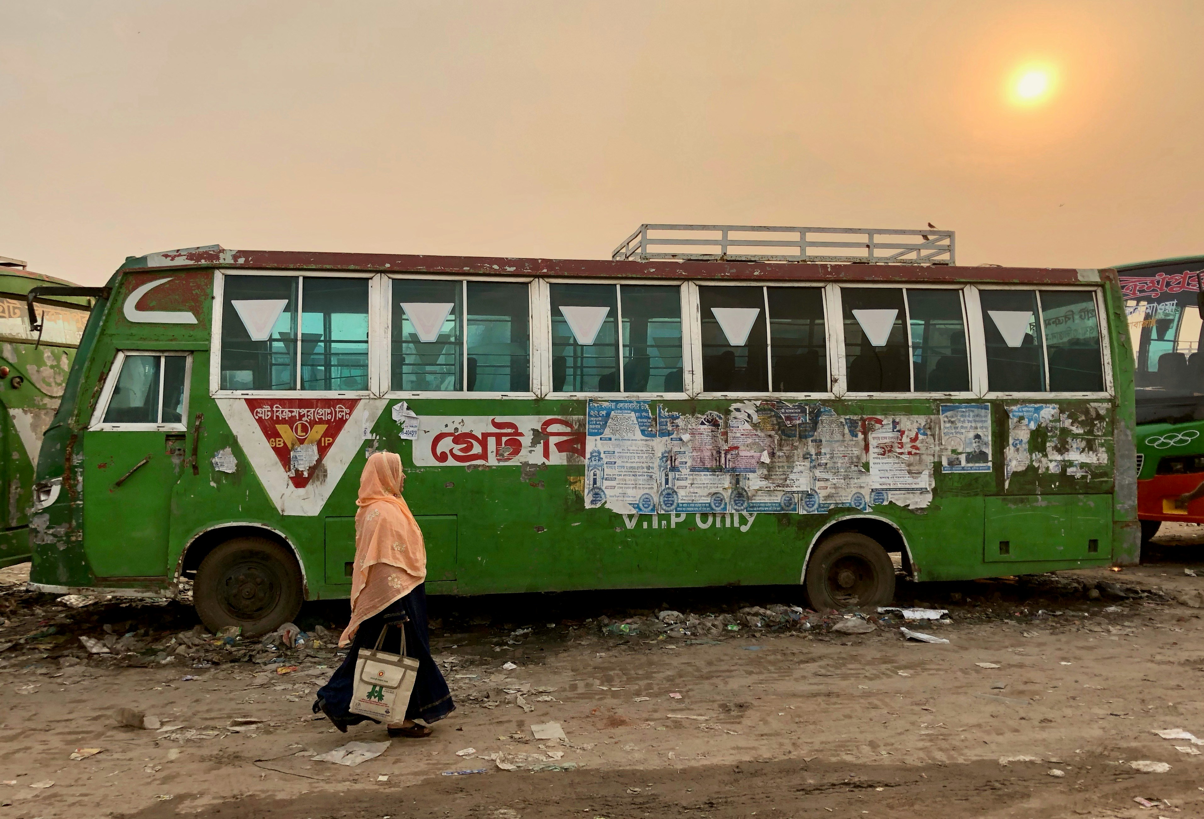 रात के अंधेरे में एक लाल रंग की TSRTC बस तेज़ी से शहर की सड़क पर दौड़ रही है, जिसके पीछे नीली और लाल रोशनी वाली कई पुलिस गाड़ियाँ सायरन बजाते हुए पीछा कर रही हैं।