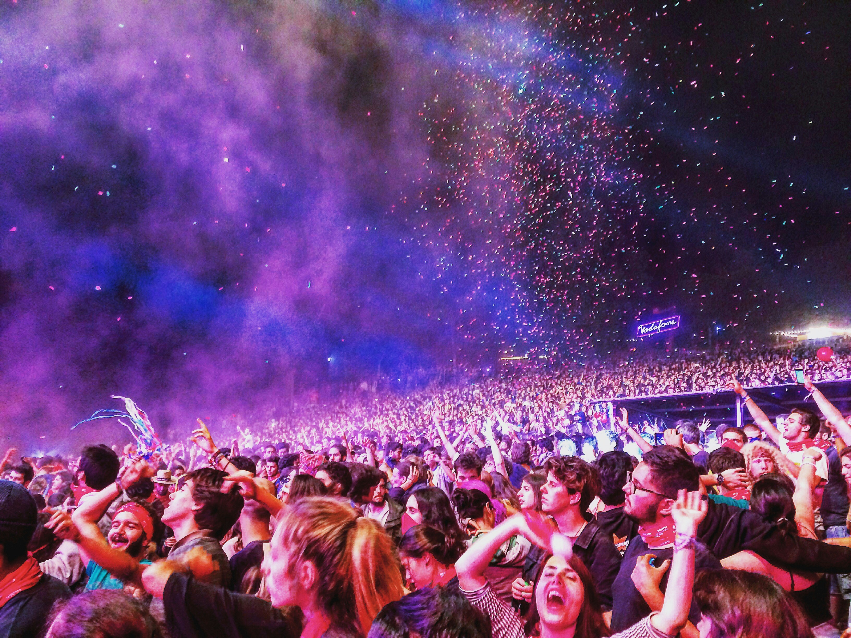 gruppo di persone che applaudono durante la notte