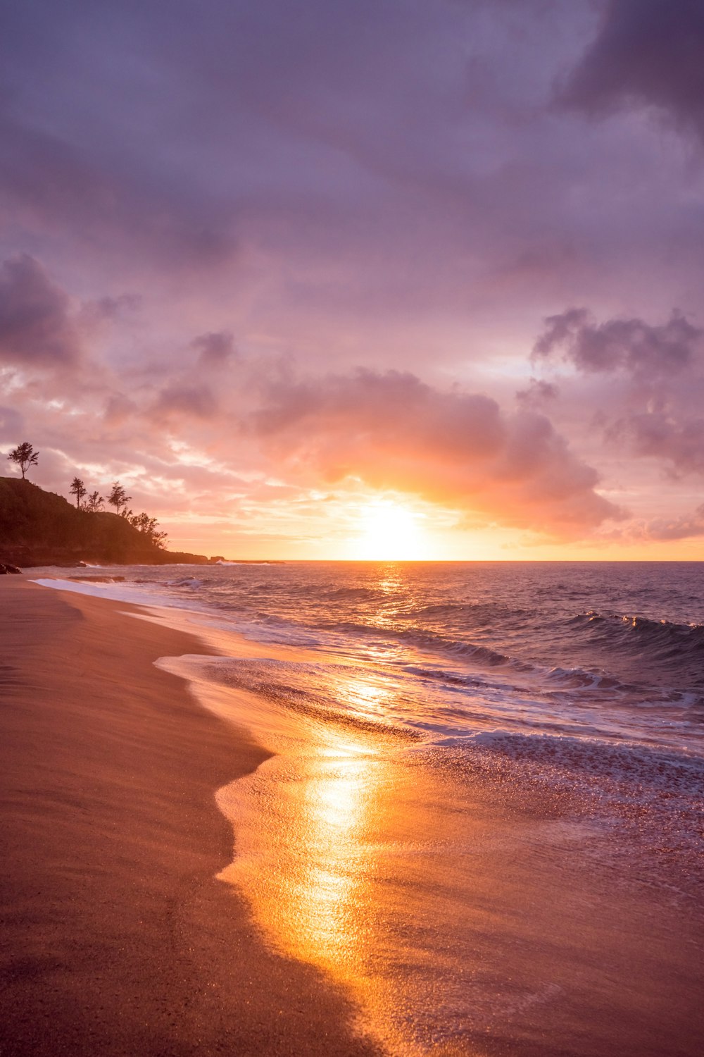 Strand am Meer bei Sonnenuntergang