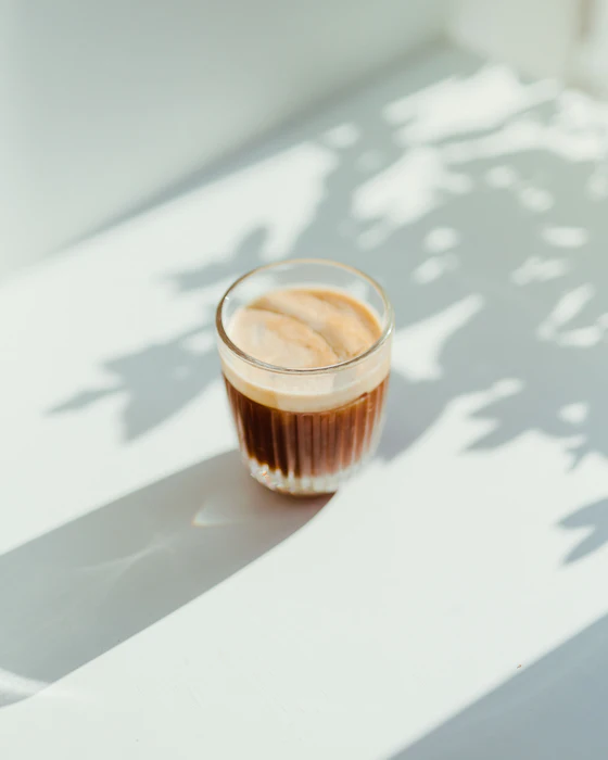 Preparo de café visto de cima — imagem ilustrativa
