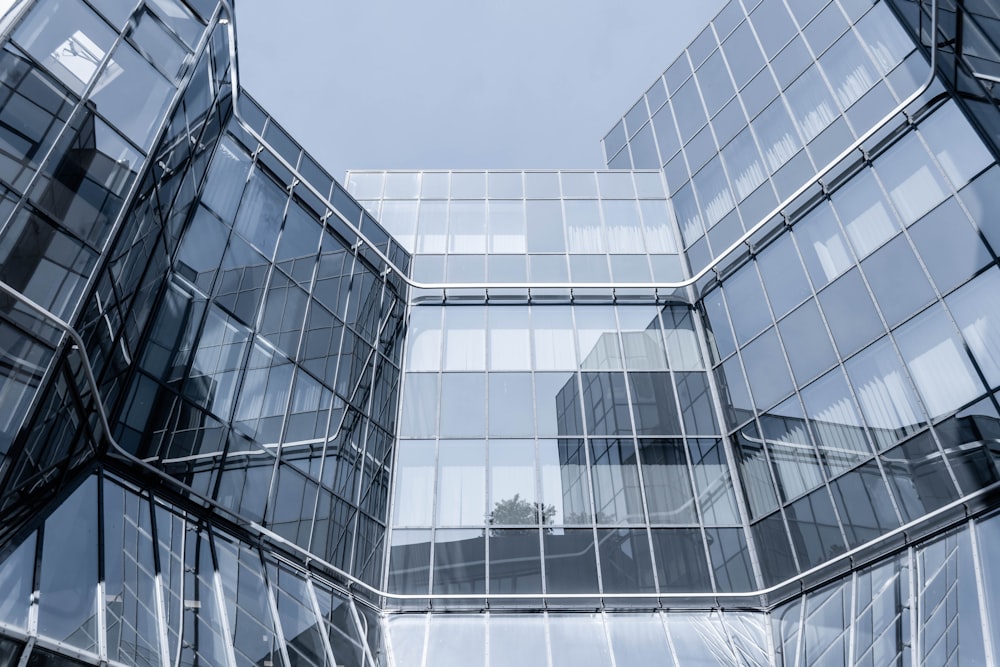 Photographie en contre-plongée d’un immeuble de grande hauteur en verre