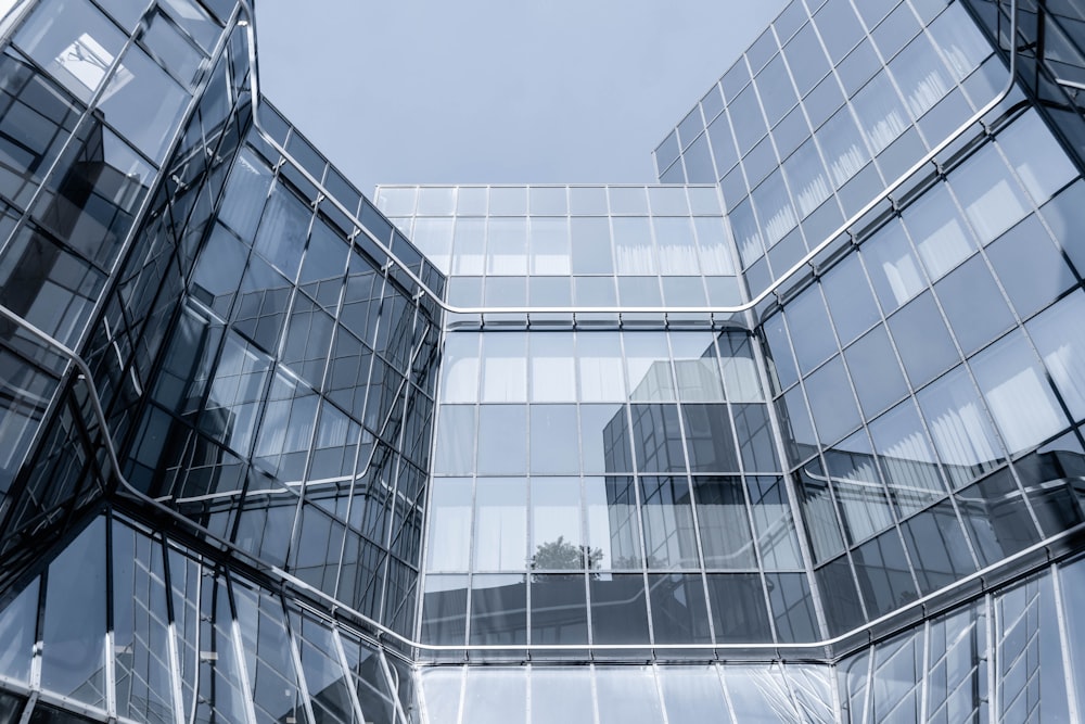 Fotografía de ángulo bajo de un edificio de vidrio de gran altura