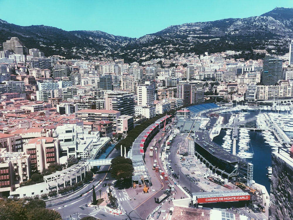 昼間の街の空撮写真