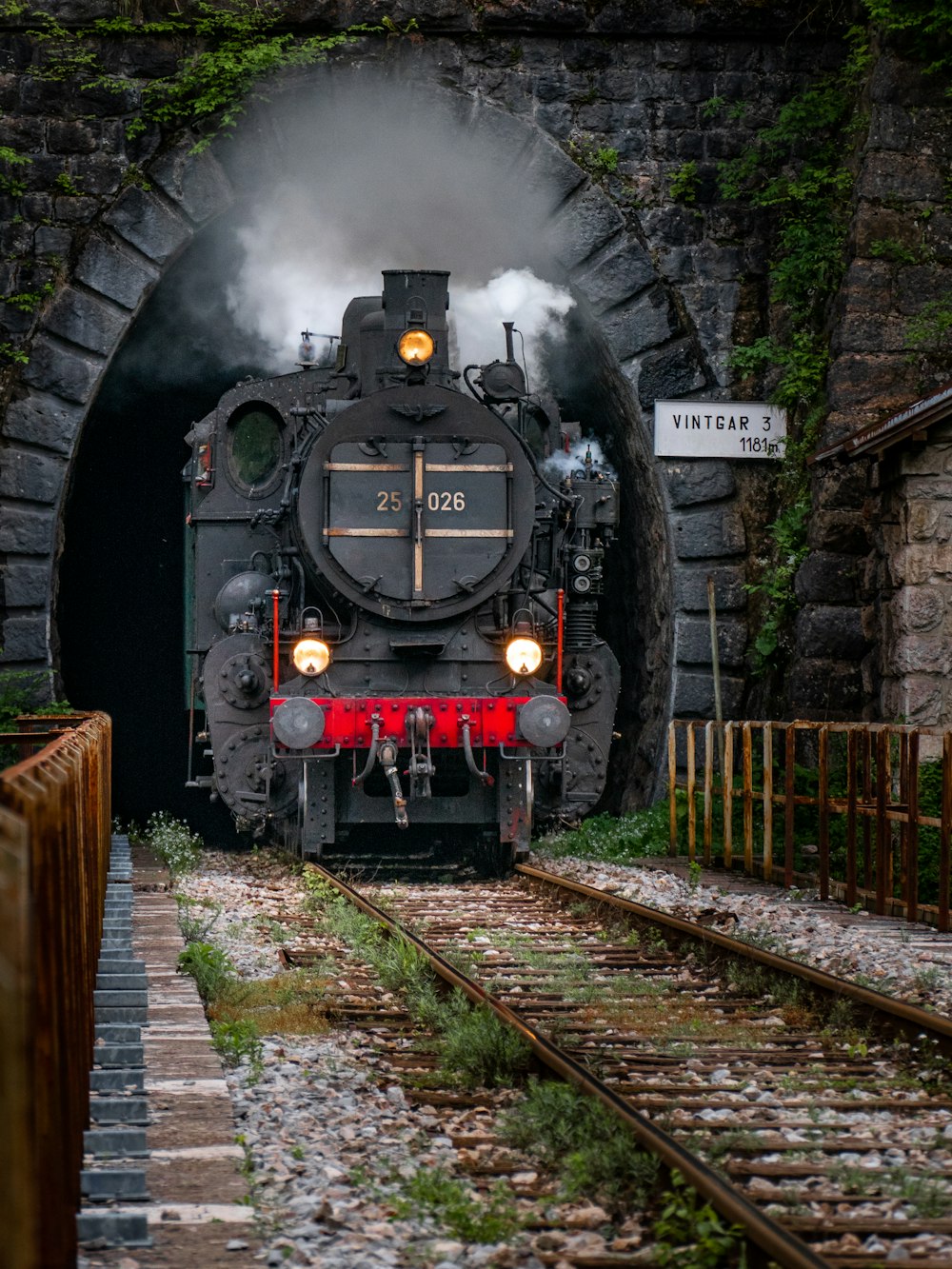 レールの上の黒い列車