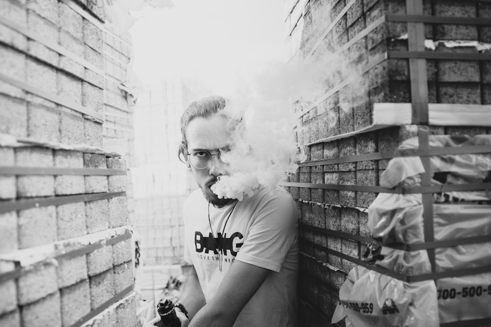 Photographie en niveaux de gris d’un homme fumant