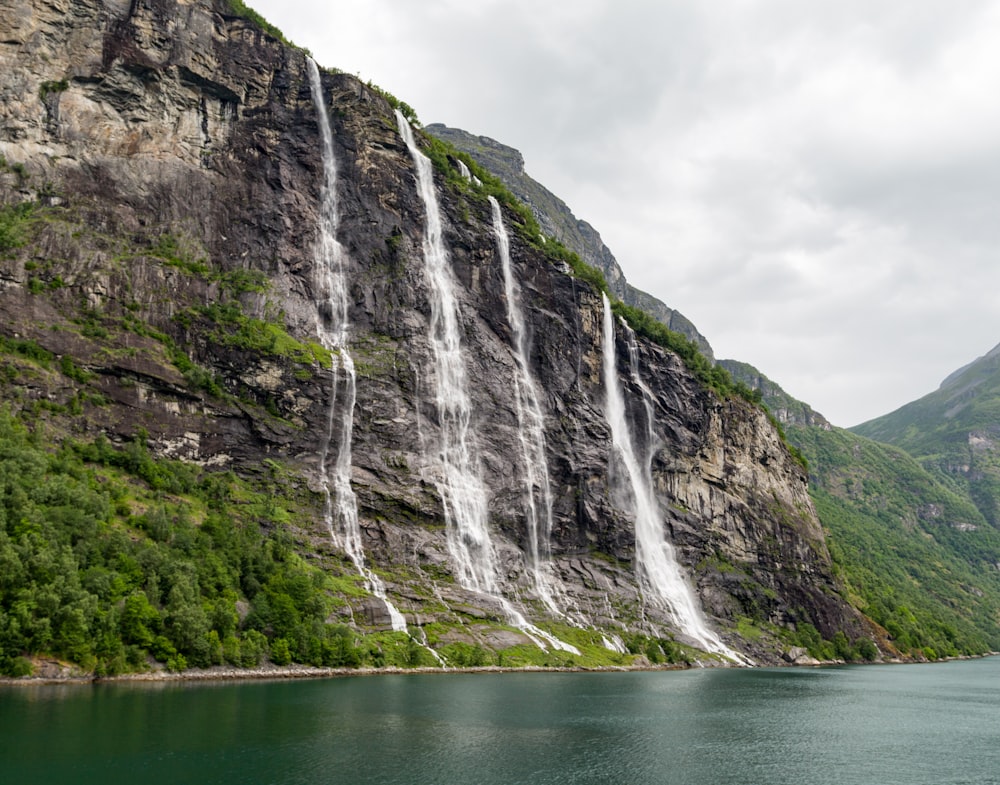 Zeitrafferaufnahme von vier fließenden Wasserfällen