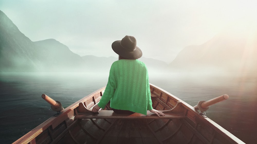 femme assise sur un bateau
