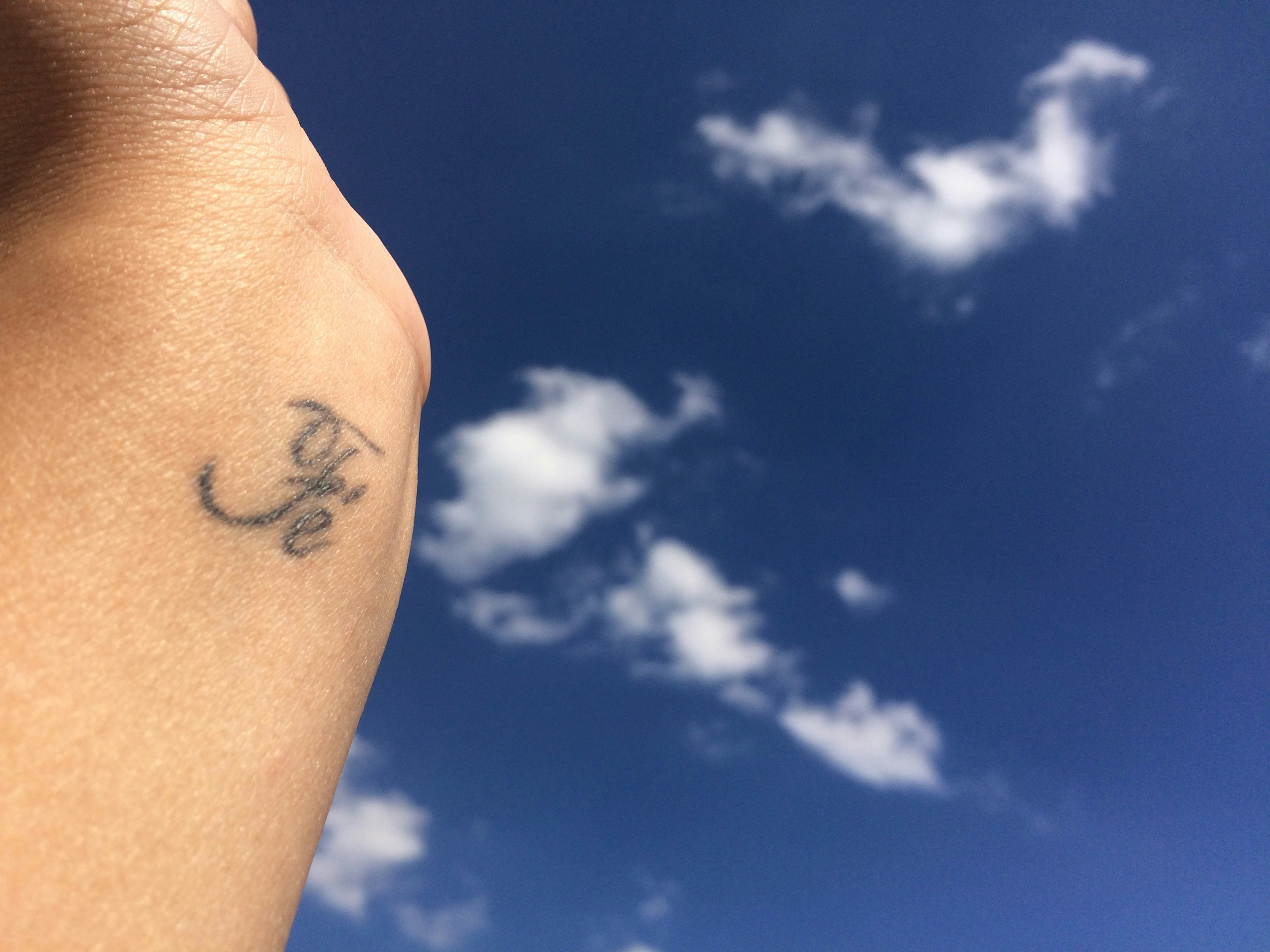 tatouage de poignet humain gauche