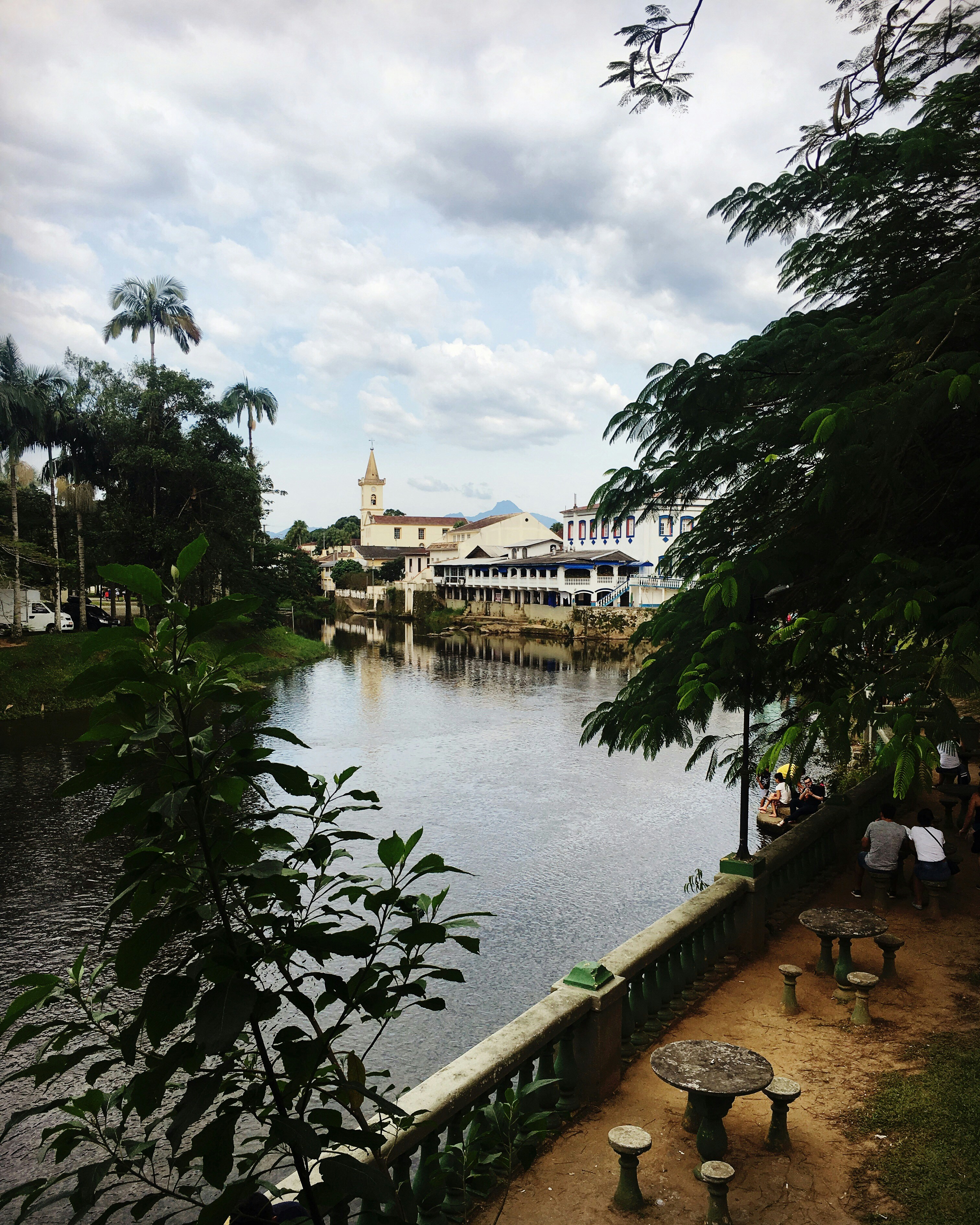 Bâtiment en béton blanc