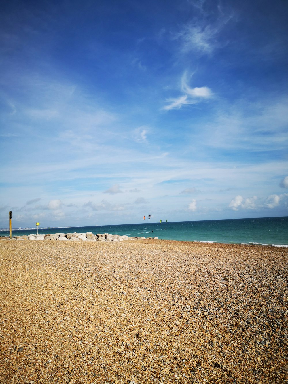 praia sob céu azul