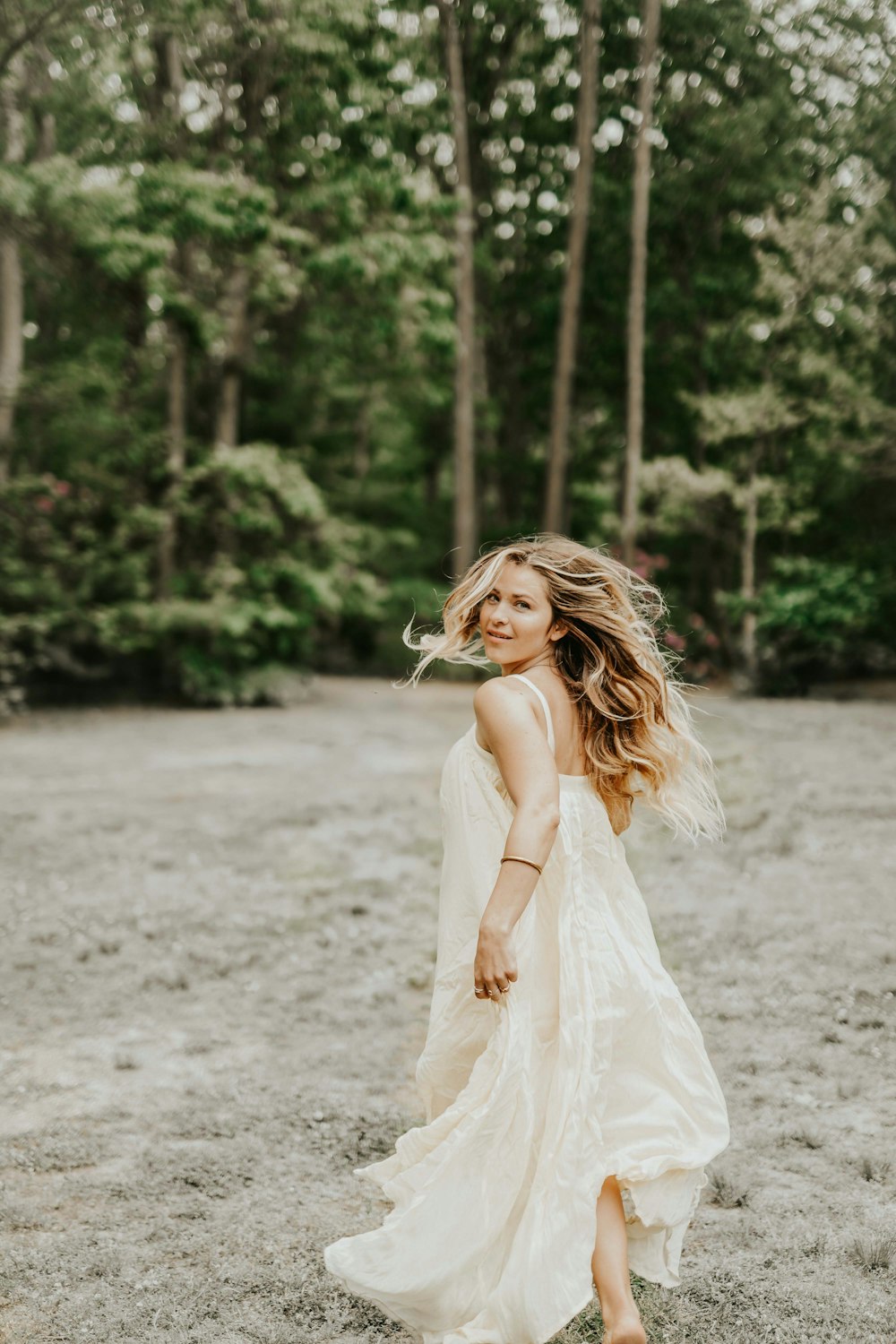 femme portant une robe à côté d’un arbre