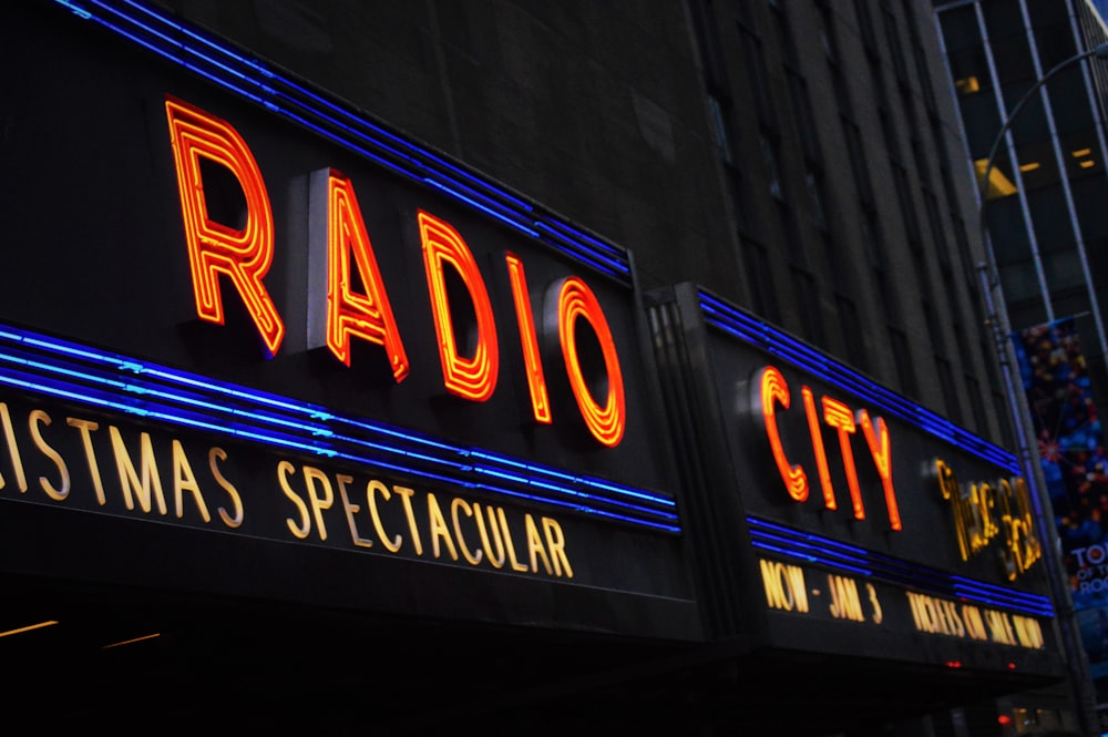 Panneau LED Radio City sur le bâtiment