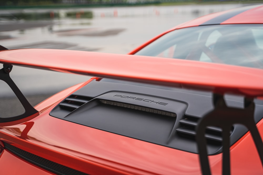 rotes Porsche-Sportmotorrad mit Spoiler