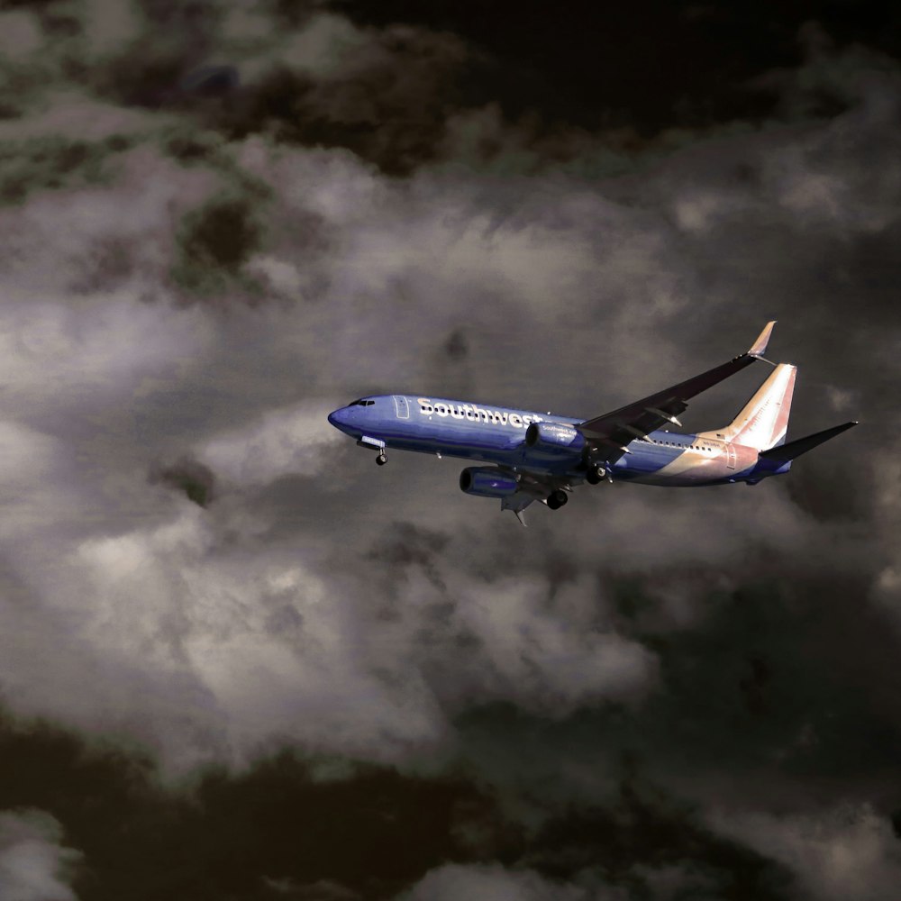 Fliegendes Flugzeug in der Nähe von Wolken