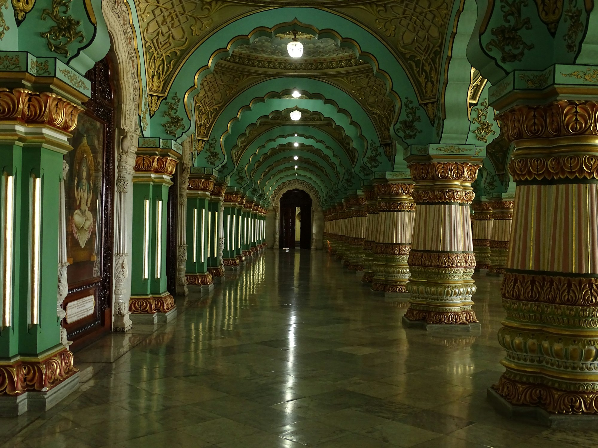 Mysore Palace is one of the most famous palace and heritage place to visit in India. It is decorated beautifully and lighten on "Dashera" festival in India.\r\nThis palace is famous for its interior and till the date it is well maintained. \uD83D\uDE03 \uD83D\uDE03\uD83D\uDE0A