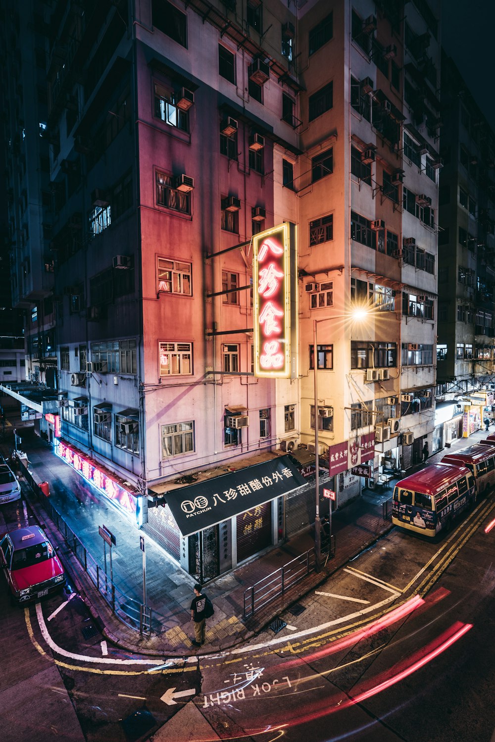 Fotografía de larga exposición de iluminación de edificios de la ciudad