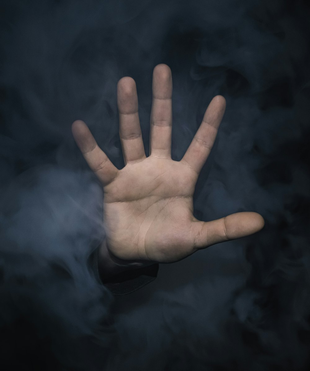 mano humana izquierda con humo
