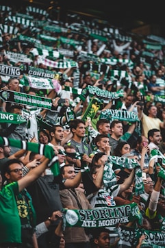 Adeptos do Sporting com cachecóis