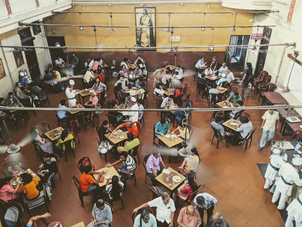 grupo de personas comiendo en el restaurante